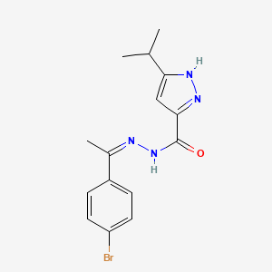 molecular formula C15H17BrN4O B2616036 (Z)-N'-(1-(4-bromophenyl)ethylidene)-3-isopropyl-1H-pyrazole-5-carbohydrazide CAS No. 403659-99-4