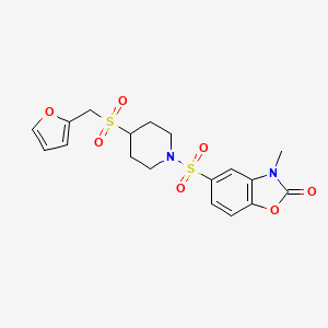 molecular formula C18H20N2O7S2 B2616484 5-((4-((呋喃-2-基甲基)磺酰基)哌啶-1-基)磺酰基)-3-甲基苯并[d]恶唑-2(3H)-酮 CAS No. 1448045-52-0
