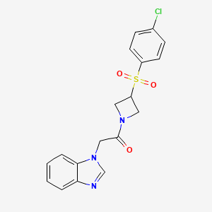 molecular formula C18H16ClN3O3S B2616599 2-(1H-苯并[d]咪唑-1-基)-1-(3-((4-氯苯基)磺酰基)氮杂环丁-1-基)乙酮 CAS No. 1448121-73-0