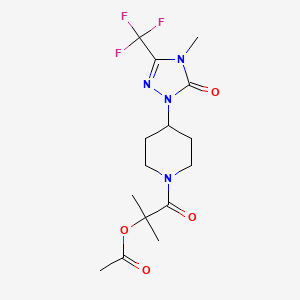 molecular formula C15H21F3N4O4 B2616829 2-甲基-1-(4-(4-甲基-5-氧代-3-(三氟甲基)-4,5-二氢-1H-1,2,4-三唑-1-基)哌啶-1-基)-1-氧代丙-2-基乙酸酯 CAS No. 2034329-28-5