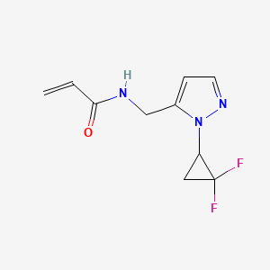 molecular formula C10H11F2N3O B2617077 N-[[2-(2,2-Difluorocyclopropyl)pyrazol-3-yl]methyl]prop-2-enamide CAS No. 2361642-27-3
