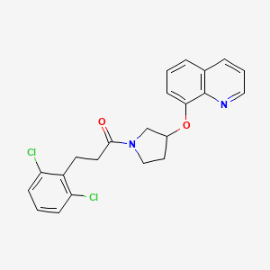 B2617294 3-(2,6-Dichlorophenyl)-1-(3-(quinolin-8-yloxy)pyrrolidin-1-yl)propan-1-one CAS No. 2034431-68-8