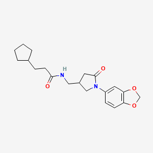 B2617301 N-((1-(benzo[d][1,3]dioxol-5-yl)-5-oxopyrrolidin-3-yl)methyl)-3-cyclopentylpropanamide CAS No. 955227-53-9