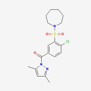 molecular formula C18H22ClN3O3S B2618266 (3-(氮杂环-1-基磺酰基)-4-氯苯基)(3,5-二甲基-1H-吡唑-1-基)甲烷酮 CAS No. 956569-50-9