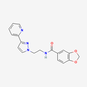 molecular formula C18H16N4O3 B2621404 N-(2-(3-(pyridin-2-yl)-1H-pyrazol-1-yl)ethyl)benzo[d][1,3]dioxole-5-carboxamide CAS No. 1448133-99-0