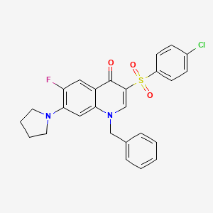 molecular formula C26H22ClFN2O3S B2622384 1-benzyl-3-[(4-chlorophenyl)sulfonyl]-6-fluoro-7-pyrrolidin-1-ylquinolin-4(1H)-one CAS No. 892777-60-5