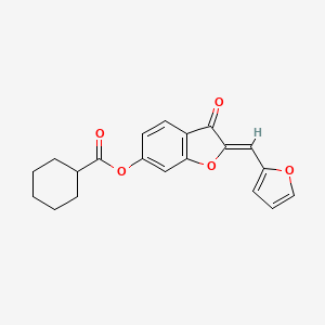 molecular formula C20H18O5 B2624908 (Z)-2-(furan-2-ylmethylene)-3-oxo-2,3-dihydrobenzofuran-6-yl cyclohexanecarboxylate CAS No. 622791-23-5