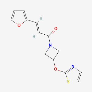 molecular formula C13H12N2O3S B2625501 (E)-3-(furan-2-yl)-1-(3-(thiazol-2-yloxy)azetidin-1-yl)prop-2-en-1-one CAS No. 1799264-99-5