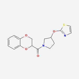 molecular formula C16H16N2O4S B2625692 (2,3-Dihydrobenzo[b][1,4]dioxin-2-yl)(3-(thiazol-2-yloxy)pyrrolidin-1-yl)methanone CAS No. 2198432-15-2