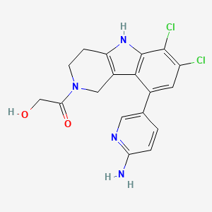 molecular formula C18H16Cl2N4O2 B2625845 1-[9-(6-氨基吡啶-3-基)-6,7-二氯-1,3,4,5-四氢-2H-吡啶并[4,3-b]吲哚-2-基]-2-羟基乙烷-1-酮 