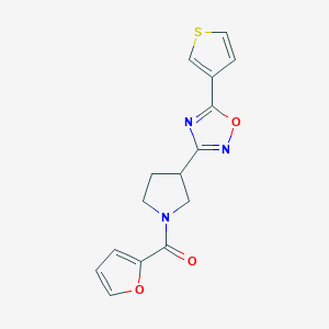 molecular formula C15H13N3O3S B2626901 呋喃-2-基（3-（5-（噻吩-3-基）-1,2,4-恶二唑-3-基）吡咯烷-1-基）甲苯酮 CAS No. 2034278-58-3