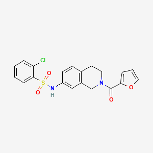 molecular formula C20H17ClN2O4S B2627760 2-氯-N-(2-(呋喃-2-羰基)-1,2,3,4-四氢异喹啉-7-基)苯磺酰胺 CAS No. 955722-64-2