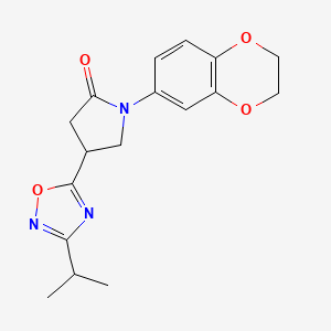 1-(2,3-Dihydro-1,4-benzodioxin-6-yl)-4-[3-(propan-2-yl)-1,2,4-oxadiazol-5-yl]pyrrolidin-2-one