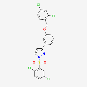 molecular formula C22H14Cl4N2O3S B2629083 3-{3-[(2,4-二氯苄基)氧基]苯基}-1-[(2,5-二氯苯基)磺酰基]-1H-吡唑 CAS No. 477712-72-4