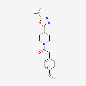 1-(4-(5-Isopropyl-1,3,4-oxadiazol-2-yl)piperidin-1-yl)-2-(4-methoxyphenyl)ethanone