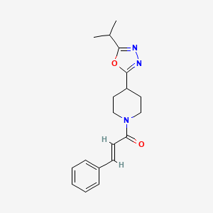 (E)-1-(4-(5-isopropyl-1,3,4-oxadiazol-2-yl)piperidin-1-yl)-3-phenylprop-2-en-1-one