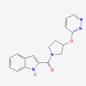 molecular formula C17H16N4O2 B2633883 (1H-吲哚-2-基)(3-(哒嗪-3-氧基)吡咯烷-1-基)甲酮 CAS No. 2034529-02-5