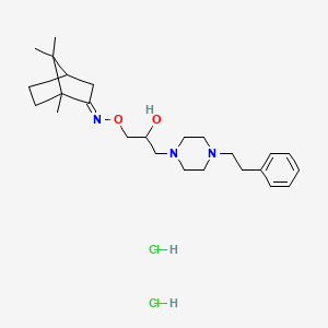 molecular formula C25H41Cl2N3O2 B2633938 (1S,4R,E)-1,7,7-trimethylbicyclo[2.2.1]heptan-2-one O-(2-hydroxy-3-(4-phenethylpiperazin-1-yl)propyl) oxime dihydrochloride CAS No. 1217881-14-5