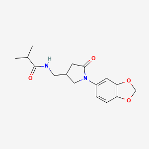 molecular formula C16H20N2O4 B2634002 N-((1-(苯并[d][1,3]二氧杂环-5-基)-5-氧代吡咯烷-3-基)甲基)异丁酰胺 CAS No. 954685-72-4