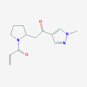 molecular formula C13H17N3O2 B2634123 1-[2-[2-(1-Methylpyrazol-4-yl)-2-oxoethyl]pyrrolidin-1-yl]prop-2-en-1-one CAS No. 2308441-94-1