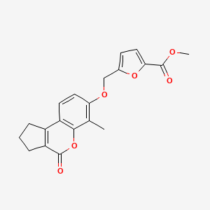 molecular formula C20H18O6 B2634957 methyl 5-[(6-methyl-4-oxo-2,3-dihydro-1H-cyclopenta[c]chromen-7-yl)oxymethyl]furan-2-carboxylate CAS No. 376378-32-4