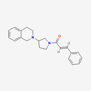 (E)-1-(3-(3,4-dihydroisoquinolin-2(1H)-yl)pyrrolidin-1-yl)-3-phenylprop-2-en-1-one
