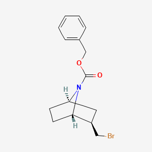 molecular formula C15H18BrNO2 B2637974 苯甲酸（1S,2R,4R）-2-（溴甲基）-7-氮杂双环[2.2.1]庚烷-7-甲酯 CAS No. 2227755-19-1