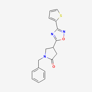 molecular formula C17H15N3O2S B2638530 1-苄基-4-(3-(噻吩-2-基)-1,2,4-恶二唑-5-基)吡咯烷-2-酮 CAS No. 1105196-60-8