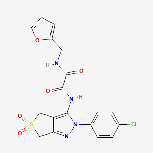 molecular formula C18H15ClN4O5S B2639061 N1-(2-(4-氯苯基)-5,5-二氧化-4,6-二氢-2H-噻吩并[3,4-c]吡唑-3-基)-N2-(呋喃-2-基甲基)草酰胺 CAS No. 899962-18-6