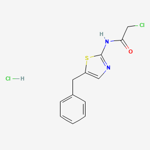 molecular formula C12H12Cl2N2OS B2639284 N-(5-苄基-1,3-噻唑-2-基)-2-氯乙酰胺;盐酸盐 CAS No. 2460756-36-7