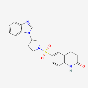 molecular formula C20H20N4O3S B2639414 6-((3-(1H-benzo[d]imidazol-1-yl)pyrrolidin-1-yl)sulfonyl)-3,4-dihydroquinolin-2(1H)-one CAS No. 2097914-12-8