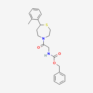 molecular formula C22H26N2O3S B2639469 苯甲酸(2-氧代-2-(7-(邻甲苯基)-1,4-噻氮杂环戊烷-4-基)乙基)氨基甲酸酯 CAS No. 1705330-81-9