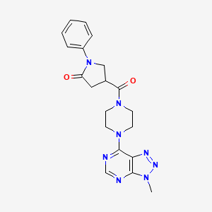 molecular formula C20H22N8O2 B2639808 4-(4-(3-methyl-3H-[1,2,3]triazolo[4,5-d]pyrimidin-7-yl)piperazine-1-carbonyl)-1-phenylpyrrolidin-2-one CAS No. 1058497-25-8