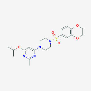 molecular formula C20H26N4O5S B2641759 4-(4-((2,3-二氢苯并[b][1,4]二氧杂环-6-基)磺酰基)哌嗪-1-基)-6-异丙氧基-2-甲基嘧啶 CAS No. 946233-44-9