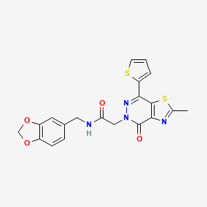 molecular formula C20H16N4O4S2 B2642638 N-(苯并[d][1,3]二氧杂环-5-基甲基)-2-(2-甲基-4-氧代-7-(噻吩-2-基)噻唑并[4,5-d]嘧啶-5(4H)-基)乙酰胺 CAS No. 941927-78-2