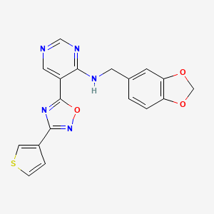 molecular formula C18H13N5O3S B2642656 N-(苯并[d][1,3]二氧杂环-5-基甲基)-5-(3-(噻吩-3-基)-1,2,4-恶二唑-5-基)嘧啶-4-胺 CAS No. 2034446-25-6