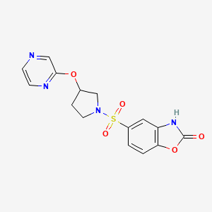 molecular formula C15H14N4O5S B2643546 5-((3-(吡嗪-2-氧基)吡咯烷-1-基)磺酰基)苯并[d]恶唑-2(3H)-酮 CAS No. 2034322-14-8