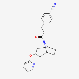 molecular formula C22H23N3O2 B2644321 4-(3-oxo-3-((1R,3s,5S)-3-(pyridin-2-yloxy)-8-azabicyclo[3.2.1]octan-8-yl)propyl)benzonitrile CAS No. 2108285-01-2
