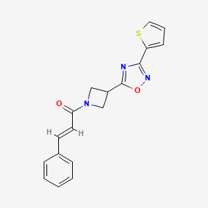 molecular formula C18H15N3O2S B2645353 (E)-3-phenyl-1-(3-(3-(thiophen-2-yl)-1,2,4-oxadiazol-5-yl)azetidin-1-yl)prop-2-en-1-one CAS No. 1331407-38-5