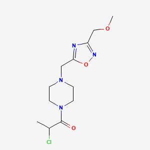 2-Chloro-1-(4-((3-(methoxymethyl)-1,2,4-oxadiazol-5-yl)methyl)piperazin-1-yl)propan-1-one