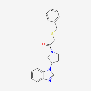 molecular formula C20H21N3OS B2647033 1-(3-(1H-benzo[d]imidazol-1-yl)pyrrolidin-1-yl)-2-(benzylthio)ethanone CAS No. 2034513-70-5