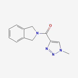 molecular formula C12H12N4O B2647694 2-(1-甲基-1H-1,2,3-三唑-4-羰基)-2,3-二氢-1H-异吲哚 CAS No. 1789313-24-1