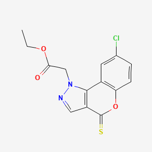 molecular formula C14H11ClN2O3S B2647907 乙酸2-(8-氯-4-硫代亚甲基色烯并[4,3-c]吡唑-1-基)乙酯 CAS No. 2470440-12-9