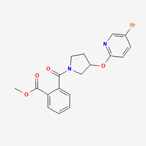 molecular formula C18H17BrN2O4 B2650342 2-(3-((5-溴吡啶-2-基)氧代)吡咯烷-1-羰基)苯甲酸甲酯 CAS No. 1903659-09-5