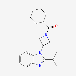 molecular formula C20H27N3O B2651003 Cyclohexyl-[3-(2-propan-2-ylbenzimidazol-1-yl)azetidin-1-yl]methanone CAS No. 2415533-83-2