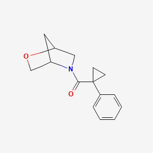 molecular formula C15H17NO2 B2651204 2-氧杂-5-氮杂双环[2.2.1]庚烷-5-基(1-苯基环丙基)甲酮 CAS No. 2034454-72-1