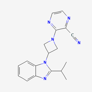 molecular formula C18H18N6 B2651266 3-[3-(2-Propan-2-ylbenzimidazol-1-yl)azetidin-1-yl]pyrazine-2-carbonitrile CAS No. 2415565-12-5