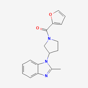 molecular formula C17H17N3O2 B2651298 furan-2-yl(3-(2-methyl-1H-benzo[d]imidazol-1-yl)pyrrolidin-1-yl)methanone CAS No. 2034384-83-1
