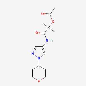 molecular formula C14H21N3O4 B2652680 2-甲基-1-氧代-1-((1-(四氢-2H-吡喃-4-基)-1H-吡唑-4-基)氨基)丙烷-2-基乙酸酯 CAS No. 1798042-30-4