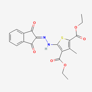 molecular formula C20H18N2O6S B2652947 5-[2-(1,3-二氧代茚-2-亚甲基)肼基]-3-甲硫代噻吩-2,4-二羧酸二乙酯 CAS No. 300829-53-2